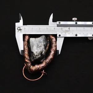 Detailansicht eines unregelmäßigen Kristallanhängers, 55mm mit Messschieber gemessen