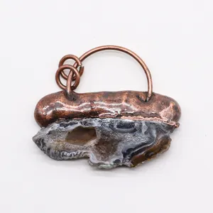 Nahaufnahme von Achat-Anhänger mit natürlicher Kristalldruse und Vintage-Metallöse