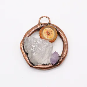 Detail van ronde koperen hanger met natuurlijke amethist en kwarts ruwe edelstenen
