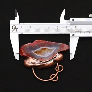 Detailansicht eines unregelmäßigen Naturachat-Anhängers 5,5cm mit Kupferfassung