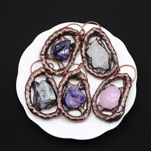 Set aus unregelmäßigen Naturkristall-Anhängern mit kupferfarbenem Metallrahmen