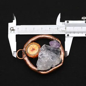 Detail van 52mm ronde hanger van natuursteen met agaat en kristal op zwarte achtergrond