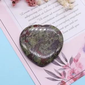 Détail macro d'une pierre Unakite polie en forme de cœur avec des textures naturelles
