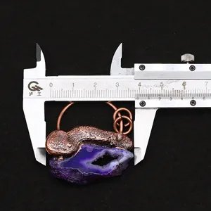 Makroaufnahme eines lila Achat-Geoden-Anhängers mit Messschieber bei 42mm Breite