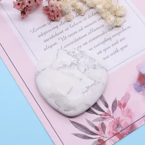 Vue rapprochée de pierre de turquoise blanche polie en cœur avec marbrures grises naturelles