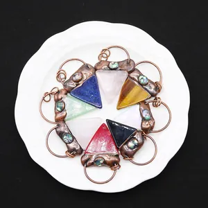 Set de 8 colgantes triangulares de piedra natural con incrustaciones de abulón en plato blanco