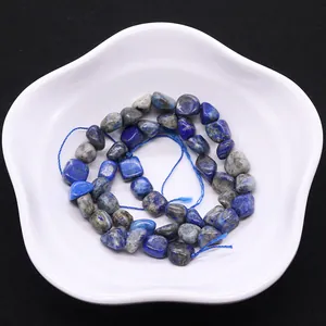 Perles en lapis-lazuli naturel irrégulier pour bijoux DIY sur plateau blanc
