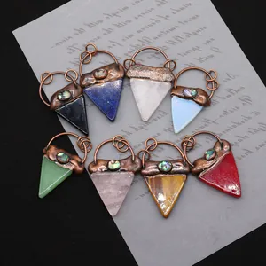 Set de 8 colgantes triangulares de piedra natural con concha abulón y bronce antiguo