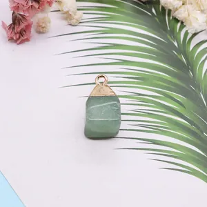 Vue détaillée d'un pendentif en aventurine verte carrée avec fermoir en métal doré poli
