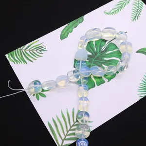 Perles d'opalite naturelle polies sur carte de feuille pour création de bijoux DIY