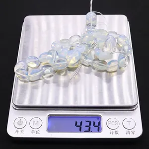 Perles en pierre naturelle blanche sur une balance de 43,4g pour création bijoux