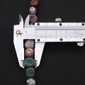 Misurazione dettagliata di perle in agata indiana da 10mm con un calibro digitale