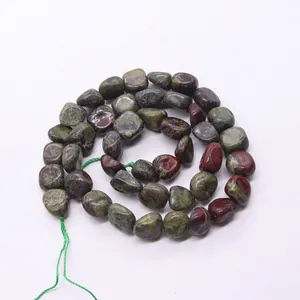 Cuentas irregulares de piedra sangre de dragón natural para joyería DIY en fondo blanco