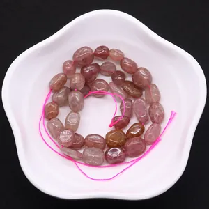 Perles irrégulières en quartz fraise naturel pour bijoux DIY sur plateau en céramique