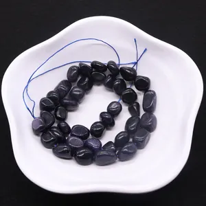 Perles irrégulières en grès bleu pour colliers de bijoux DIY sur une assiette en céramique