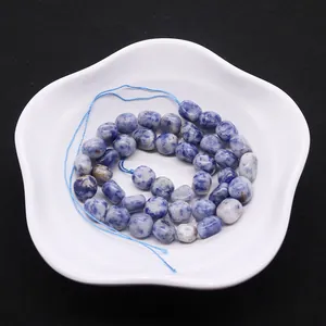 Perles de sodalite naturelle bleu et blanc irrégulières pour bijoux DIY sur plat blanc