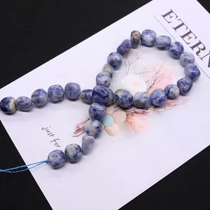 Perles en sodalite naturelle irrégulière pour bijoux DIY sur une carte d'affichage