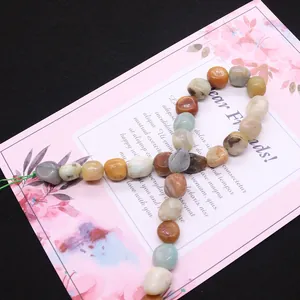 Cuentas de piedra natural pulida de colores en hilo verde para joyería DIY
