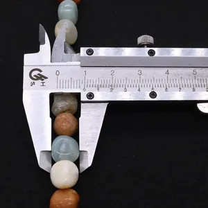 Vista macro de cuentas de amazonita natural de 10mm medidas con un calibrador digital