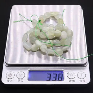 Vue macro de 33,8 g de perles d'aventurine verte irrégulières pour la création de bijoux