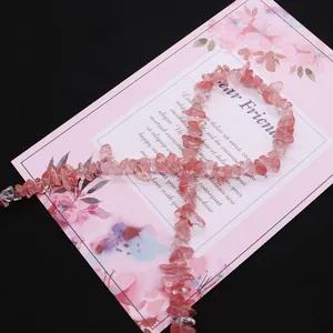 Natürliche Wassermelonen-Kristallsplitter Perlen für DIY-Schmuck auf floraler Karte