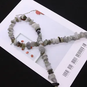 Pietre di labradorite naturale irregolari su carta bianca per creazione di gioielli
