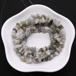 Perline di labradorite naturale irregolare per creazione di gioielli su piatto bianco