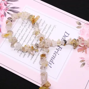Perles en quartz rutilé doré naturel de forme irrégulière sur carte à fleurs rose