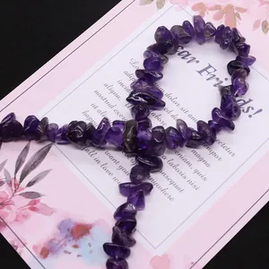 Cuentas de amatista natural irregular para joyería DIY sobre tarjeta decorativa