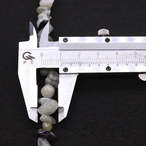 Dettaglio di perle di labradorite da 8,5 mm misurate con un calibro d'argento