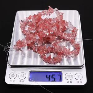 Nahaufnahme unregelmäßiger rosa Kristallperlen auf einer Waage für DIY-Schmuck