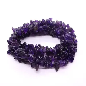 Pulsera de fragmentos de amatista púrpura natural con piedras pulidas en fondo blanco