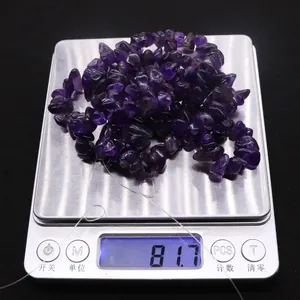 Cuentas de amatista natural irregular que pesan 81,7 g en una báscula