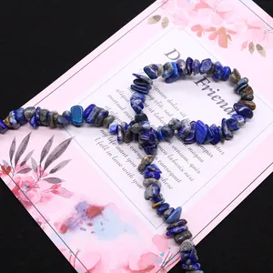 Unregelmäßige natürliche Lapislazuli-Perlen für DIY-Schmuck auf einer Blumenkarte