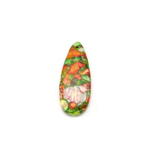 Détail du pendentif en pierre impériale en forme de goutte aux textures colorées