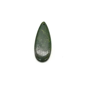 Vue détaillée du pendentif goutte en pierre empereur avec texture marbrée verte