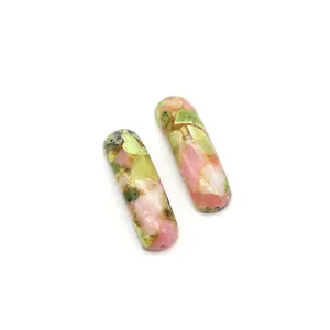 Nahaufnahme von brückenförmigen Kaiserstein-Perlen mit rosa-grüner Textur für DIY-Schmuck