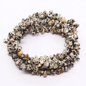 Pulsera de jaspe dálmata natural con cuentas de piedra irregulares y motas negras
