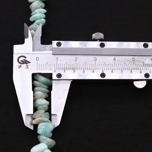 Misurazione dettagliata di una perla di larimar naturale irregolare da 9-10mm con calibro