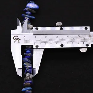 Makroaufnahme von 7mm unregelmäßigen natürlichen blauen Lapislazuli-Steinen mit Messschieber