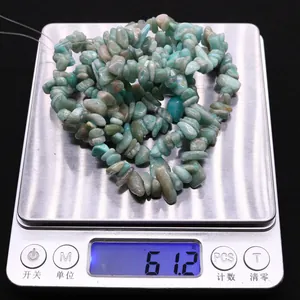 Pietre naturali Larimar irregolari su una bilancia digitale con un peso di 61,2g