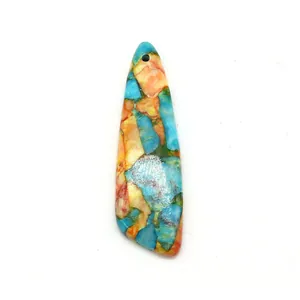 Dettaglio del ciondolo in pietra a goccia con venature naturali blu e arancioni