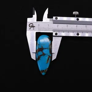 Mesure d'un pendentif goutte en turquoise de 15mm de large avec un pied à coulisse