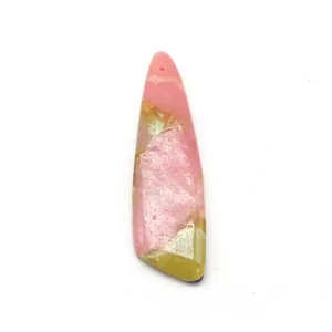 Vista macro di ciondolo in pietra naturale rosa con foro preforato per gioielli DIY