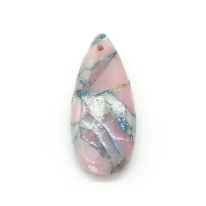 Dettaglio del ciondolo in pietra naturale a goccia con venature rosa e blu marmorizzate
