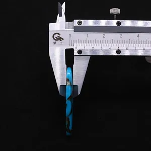 Vue détaillée de l'épaisseur de 4mm du pendentif en pierre impériale bleue au vernier