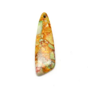 Dettaglio macro del ciondolo in pietra imperiale lucida con trama arancio e verde