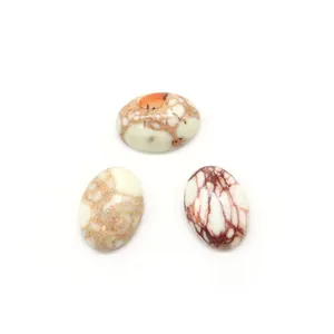 Gros plan de perles ovales en pierre naturelle veinée pour création de bijoux DIY