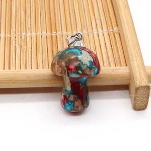 Dettaglio macro del ciondolo a fungo in pietra multicolore con chiusura in metallo argento
