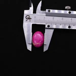 Mesure d'un cabochon ovale en turquoise rose de 15mm avec veines dorées au pied à coulisse